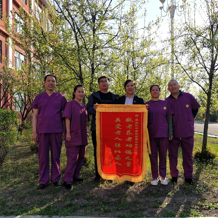 倾心呵护银发 陪伴幸福晚年