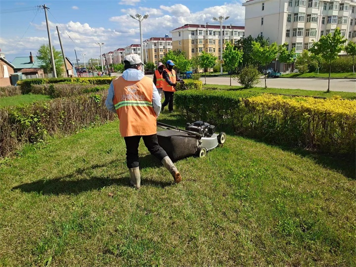 裕鹿物业集团多家分公司同步开展打草工作 提升环境品质