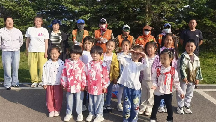 【童心暖橙心】八五七农场幼教中心到一诺万佳诚远分公司开展夏日慰问活动 致敬一线环卫工人