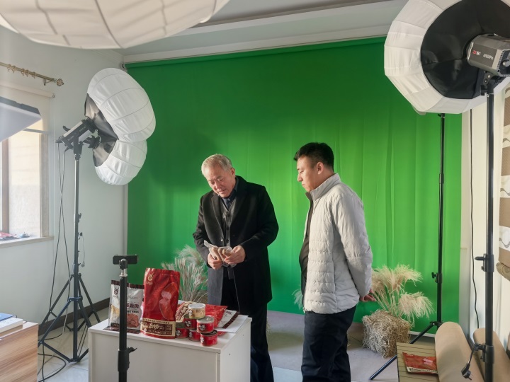 刘为荣到雪原公司考察指导工作